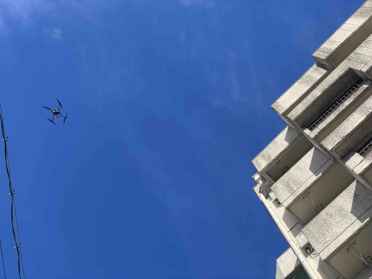 ドローンでマンションの外壁を調査している様子