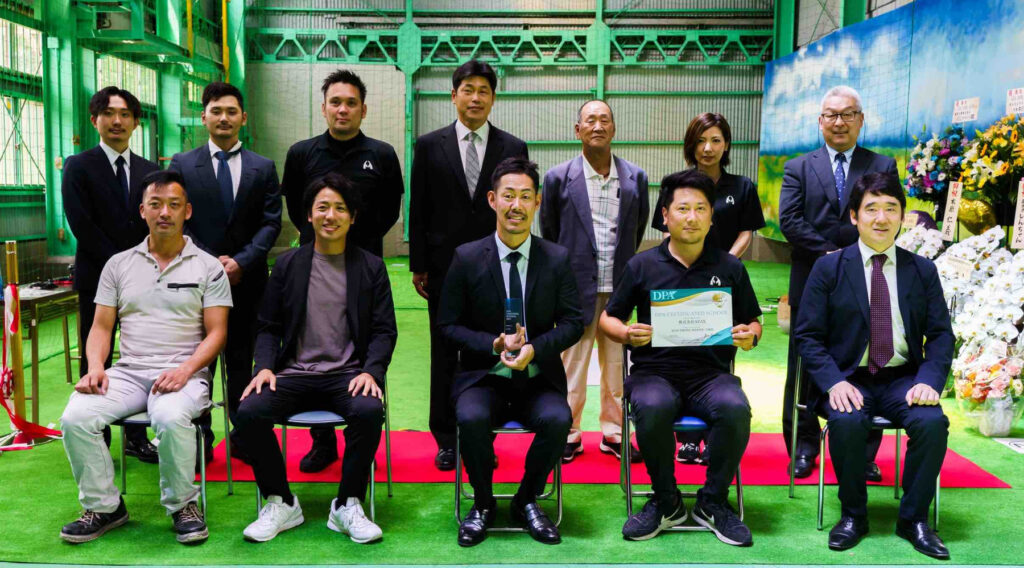 ドローンスクールの開校式に参加した関係者の集合写真