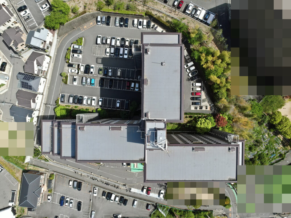 ドローンから真下に向けて撮影したマンションと敷地全体の様子